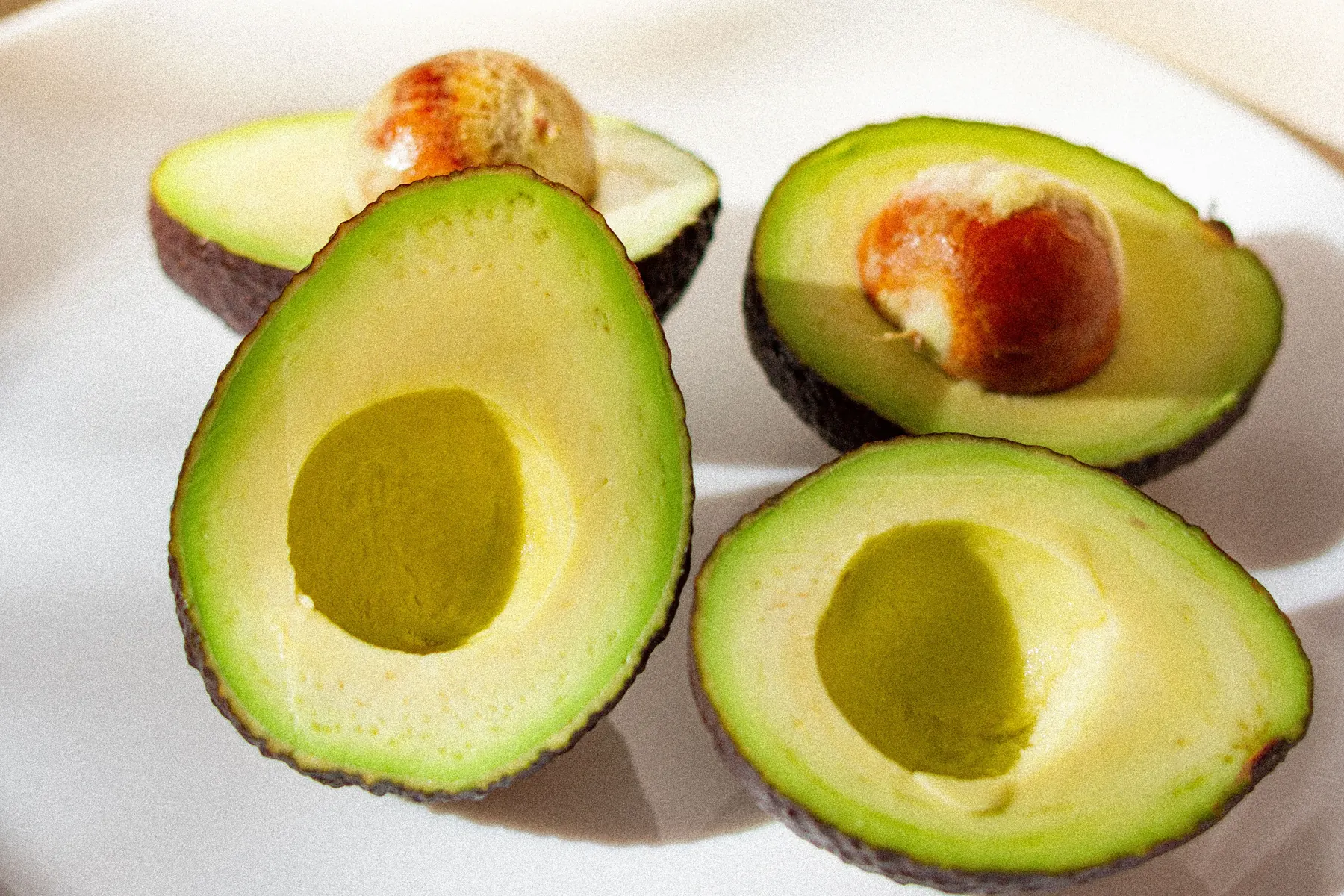 Palta partida a la mitad, fuente de grasas saludables
