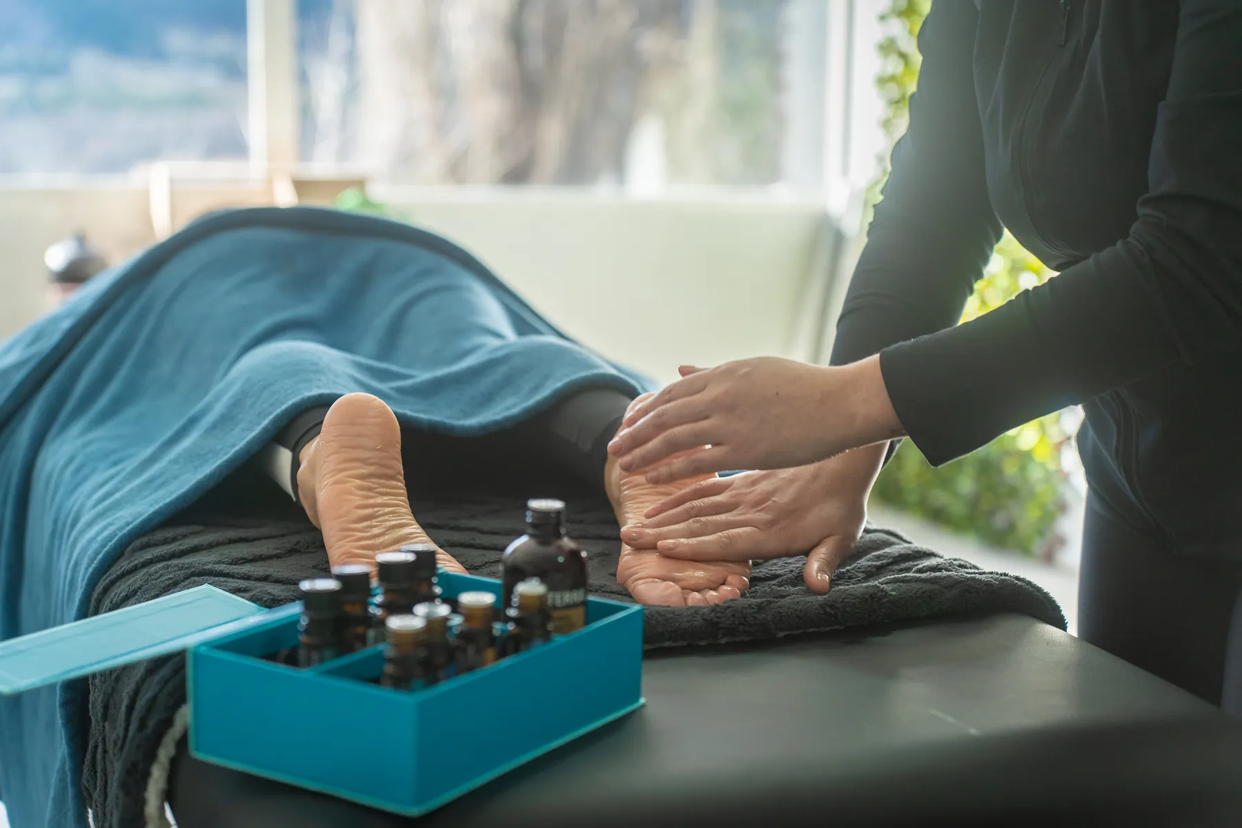 Masaje de pies con aceites esenciales, Aroma Touch