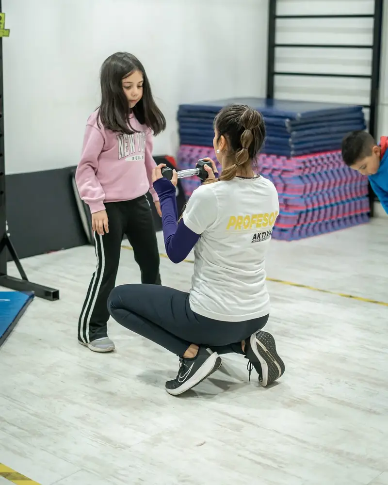 Funcional Kids: una niña entrenando con su entrenadora