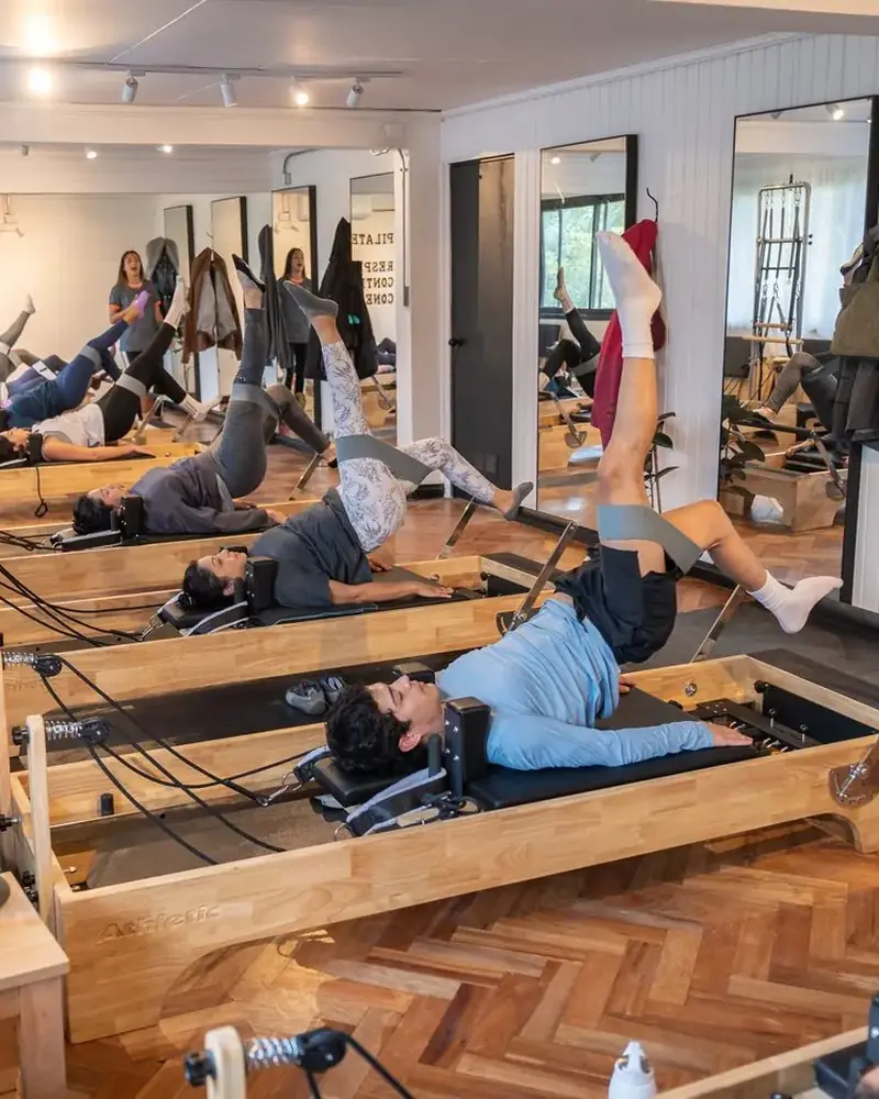 Clase de Pilates Reformer con camas Reformer