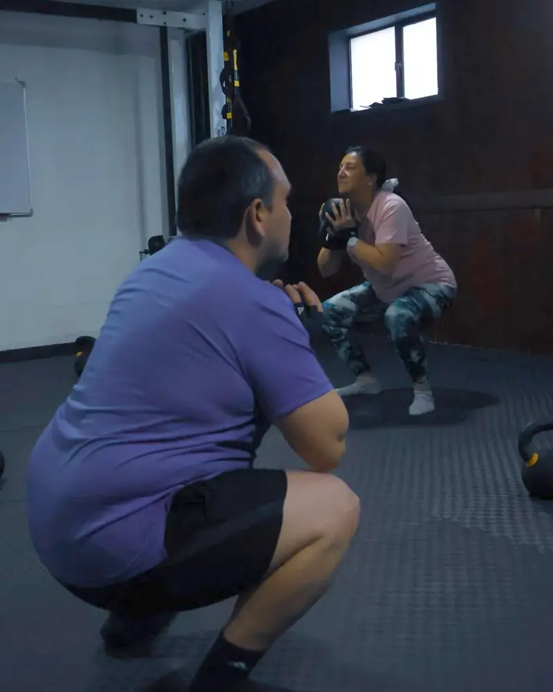 Clase de Fundamentos: sentadilla guiada por el entrenador