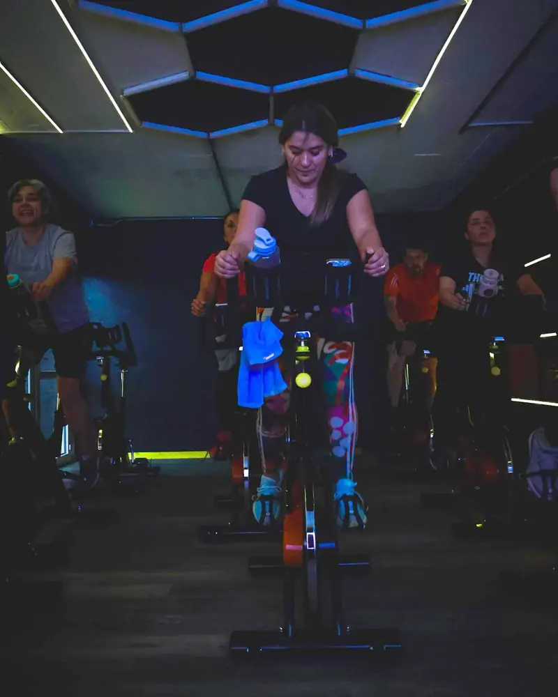 Clase de Indoor Cycling con luces en el Studio Aktiva-T