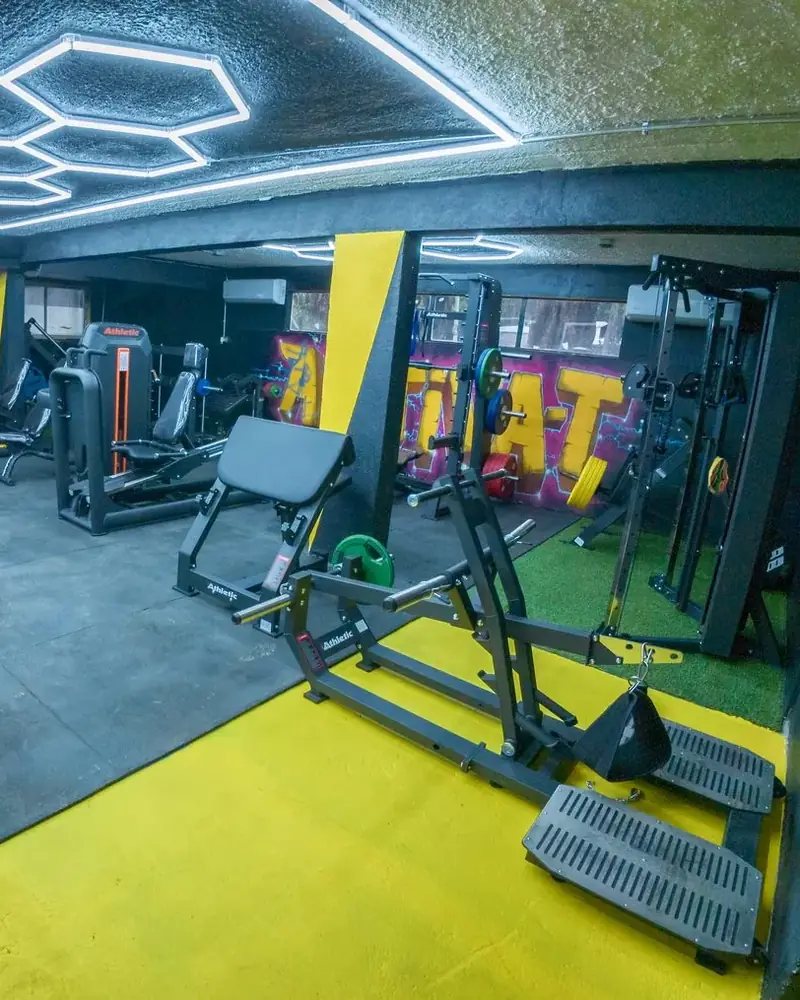 Sala de musculación del CEB con luces hexagonales