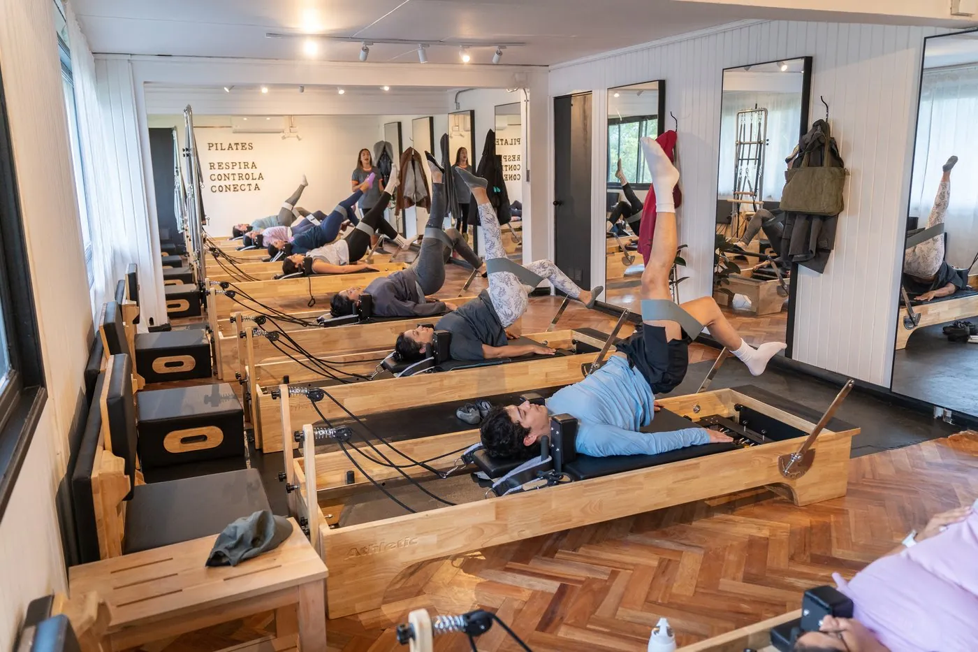 Clase grupal de Pilates Reformer, comunidad Aktiva-T