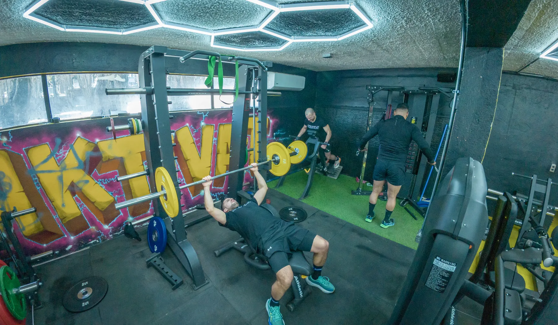 Sala de fuerza en plena sesión de entrenamiento, Aktiva-T