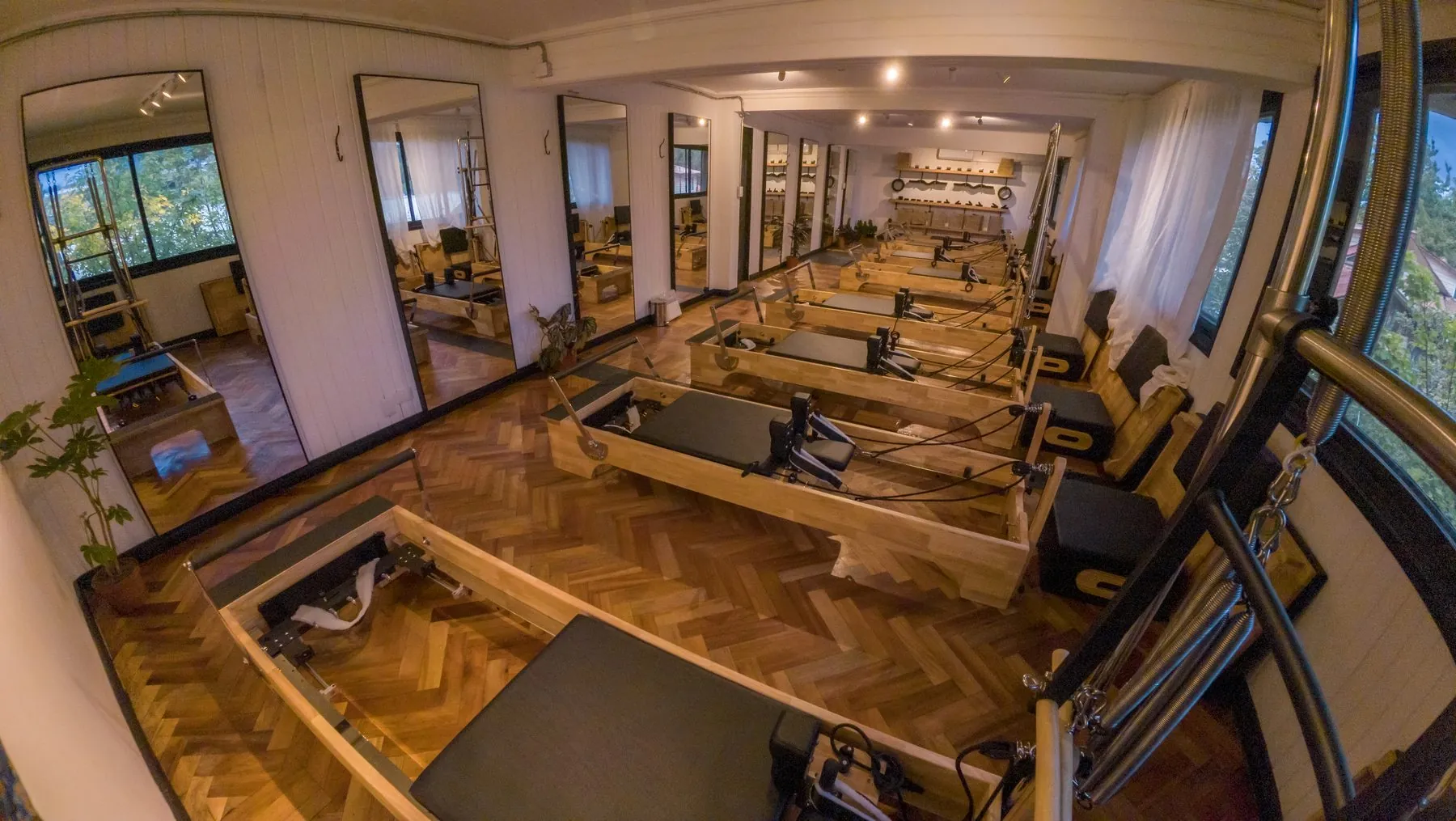 Vista amplia de la sala de Pilates Reformer