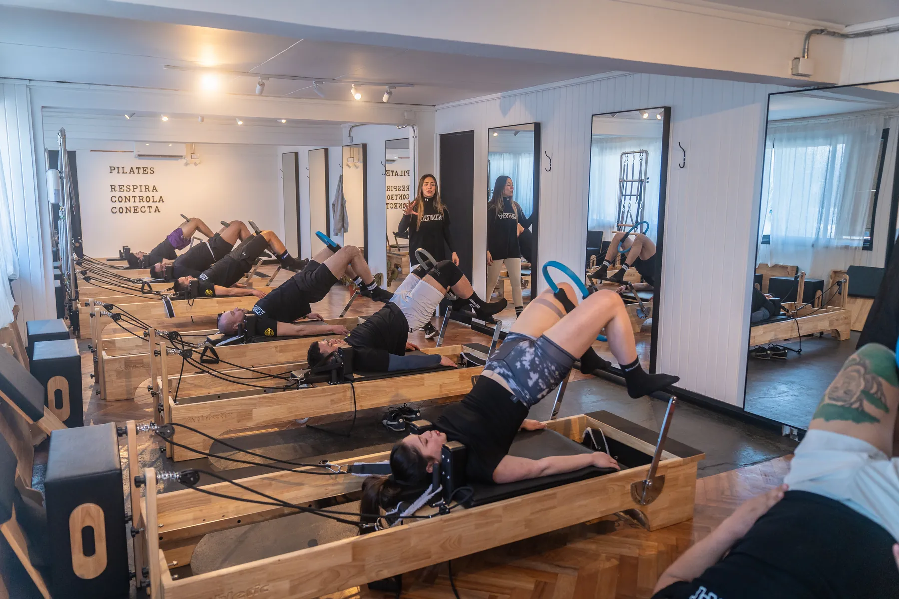 Clase de Pilates Reformer en pleno movimiento, Studio Aktiva-T
