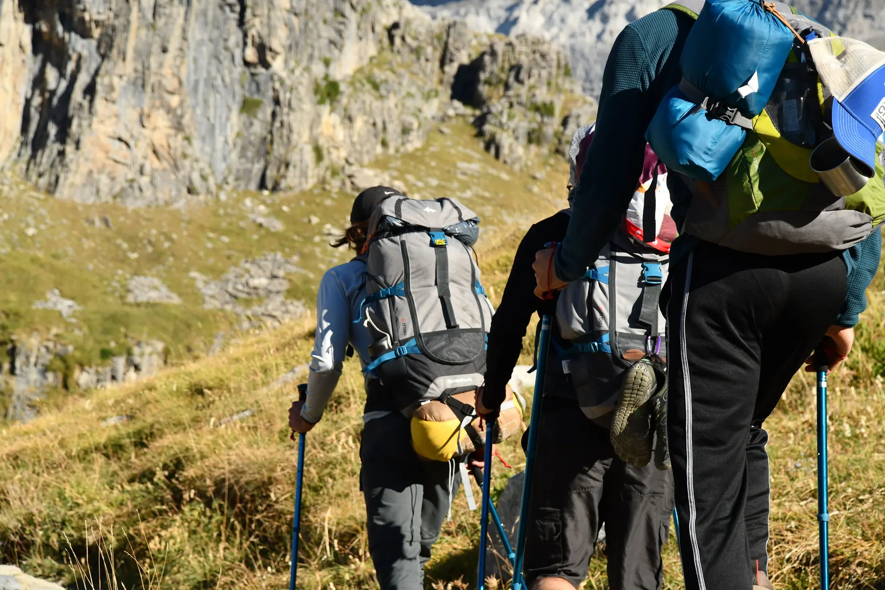 Grupo de trekking cruzando terreno rocoso en la Patagonia